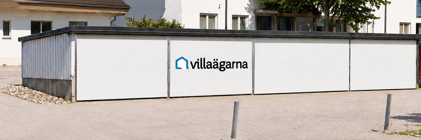 Garagelängan på Åshöjdsvägens parkering. Villaägarnas port är den med föreningens logotyp, andra porten från vänster.